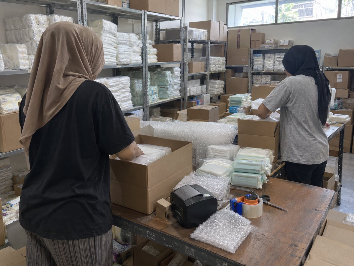 Tim Ruang Bayi mengemas pesanan popok dan tisu di gudang