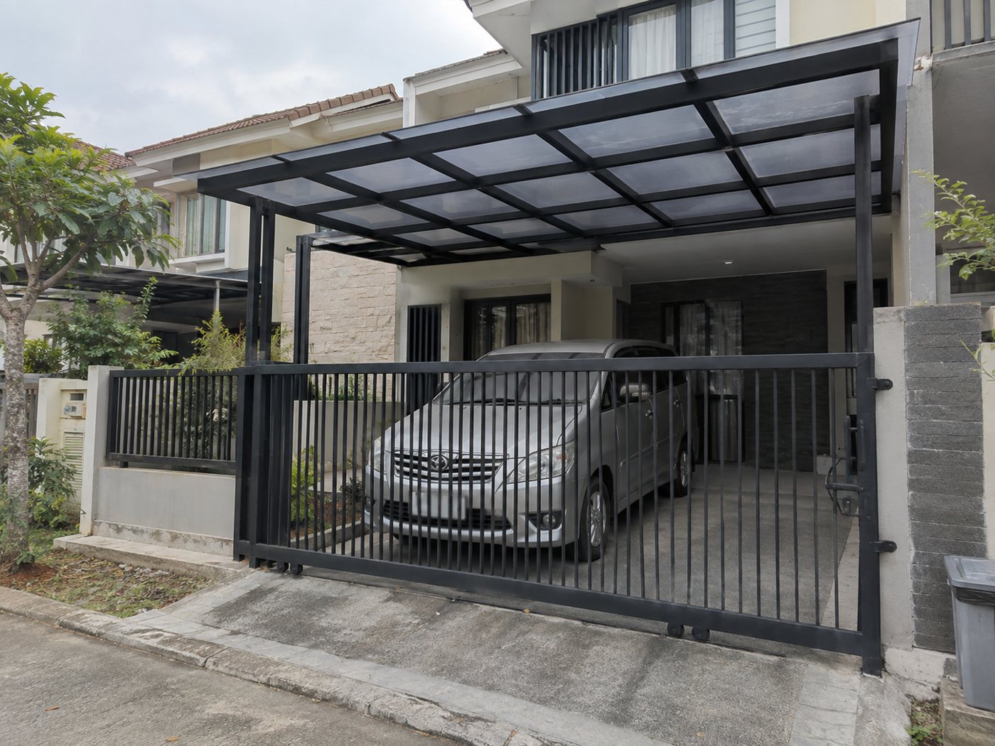 Kanopi hollow + polycarbonate 18 m² & pagar geser