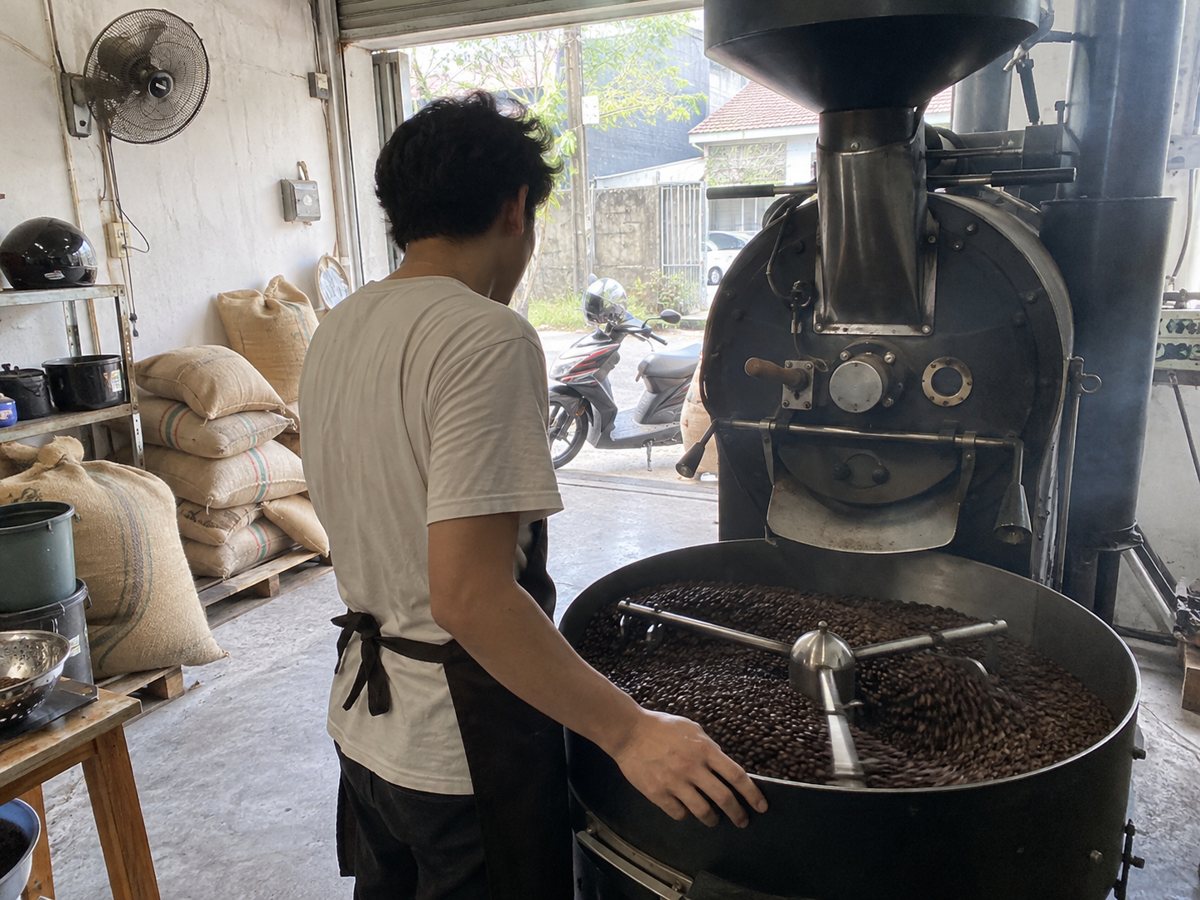 Mesin sangrai kopi di roastery Kopi Tepian, Malang
