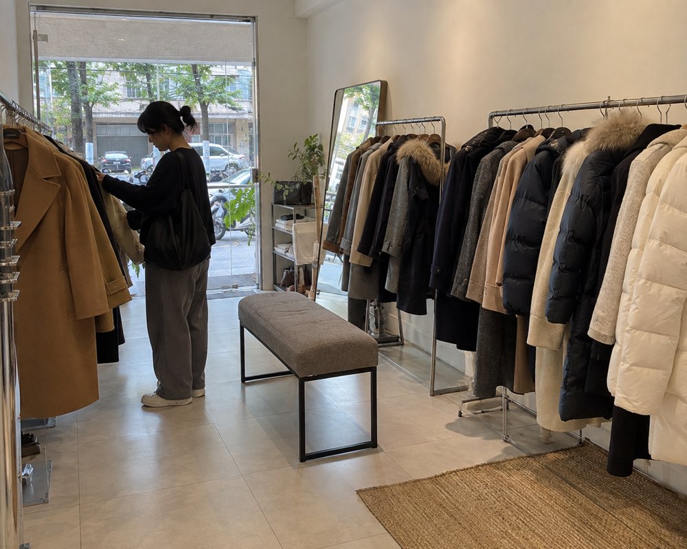 Showroom WINTERA dengan rak coat
