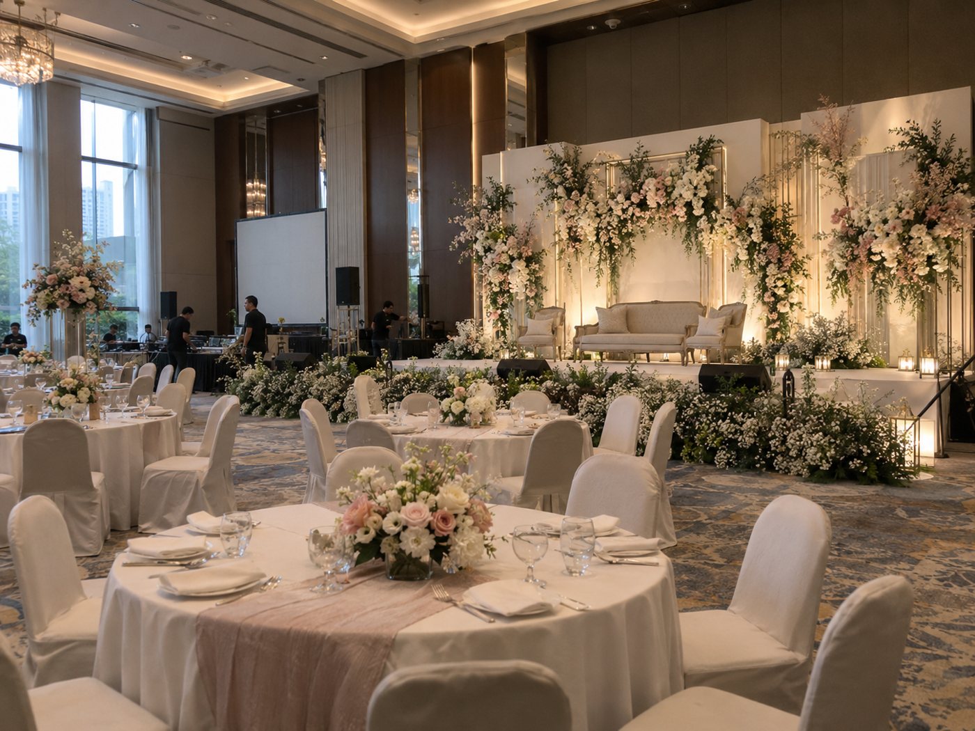 Dekorasi resepsi pernikahan oleh Hari Baik di ballroom Jakarta